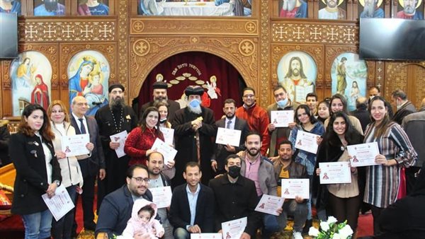 الأنبا مقار يكرم