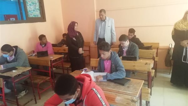 الطلاب يؤدون امتحان