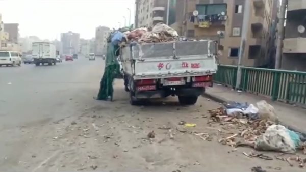 سيارة تلقي المخلفات