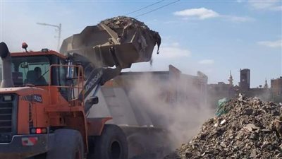 رفع تراكمات القمامة وإجراء أعمال الصيانة لأعمدة الإنارة بقرى مركز المنيا