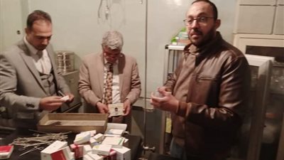 ضبط عيادة نساء وتوليد تستخدم أدوية ومستلزمات طبية منتهية الصلاحية بسوهاج | صور