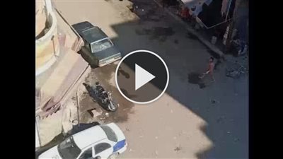 شخص يخلع ملابسه ويعتدي على المحال التجارية بأسلحة بيضاء في بورسعيد | فيديو 