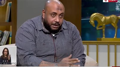 بعد رفض زوجته خدمتهما.. شاب يكرس حياته لخدمة والدته وشقيقته القعيدة | فيديو 