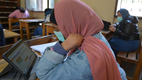 طلاب الصف الأول الثانوي