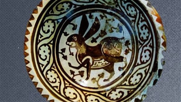  صحن من الخزف يعود