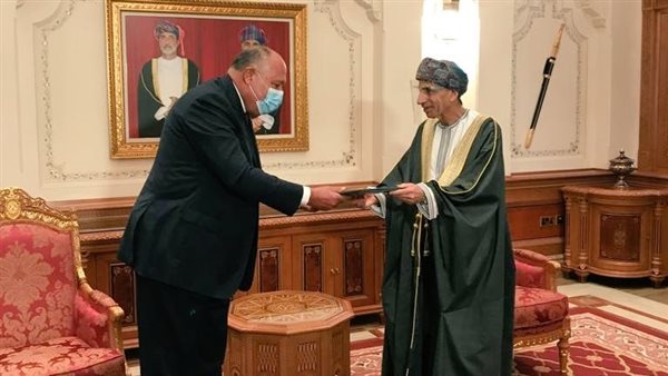 شكري يسلم الرسالة