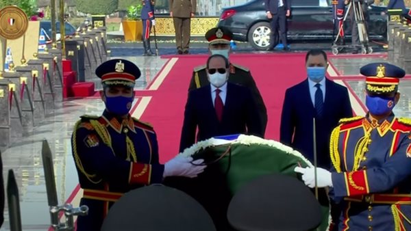 الرئيس السيسي يضع