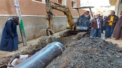 أهال بجزيرة مطيرة بقنا يطالبون بتوصيل الصرف الصحي لمنازلهم: بيوتنا هتقع علينا