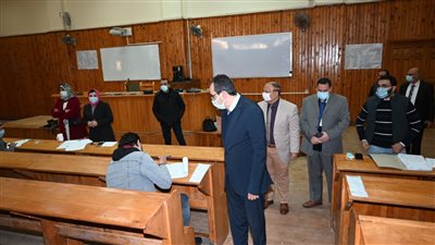 رئيس جامعة الفيوم يتابع امتحانات الفصل الدراسي الأول.. ويشدد على ارتداء الكمامة | صور