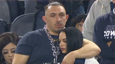 خيبة أمل مزدوجة.. توثيق خيانة مشجع مباراة على الهواء يواسي حبيبته بعد خسارة فريقه