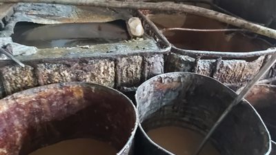 ضبط مصنع لتعبئة زيوت الطهى وإعادة تعبئتها مرة أخرى للمستهلك بالجيزة | صور