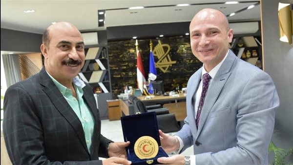 محافظ أسوان والهلال