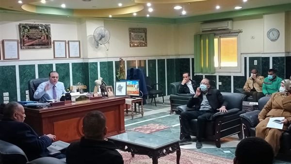 رئيس مركز ملوي يناقش