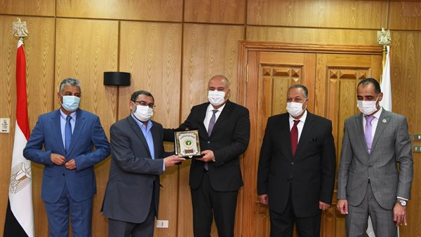 محافظ قنا يكرم الصيادلة