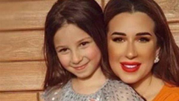 أسما شريف منير وابنتها