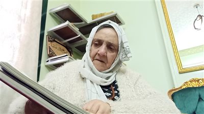 الحياة تبدأ بعد الستين.. آمال قهرت السرطان مرتين وأصبحت أكبر طالبة في مصر | فيديو وصور