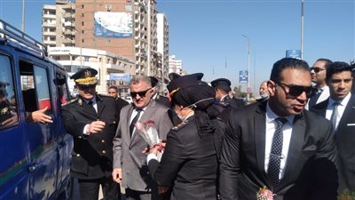 مديرية أمن سوهاج توزع الورود والحلوى على المواطنين احتفالًا بالذكرى الـ70 لعيد الشرطة | فيديو