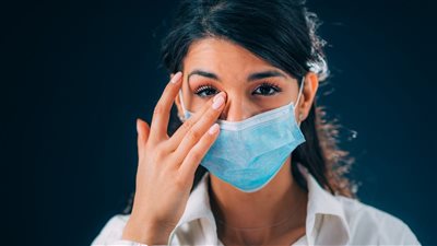 خبير مناعة: كورونا ينتقل عن طريق العين بهذه الطريقة 