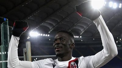 عاش يتيمًا وهجر إفريقيا بطريقة غير شرعية.. رحلة صعود موسى باور نجم منتخب جامبيا | فيديو جراف