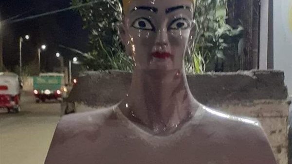 تمثال نفرتيتي بني