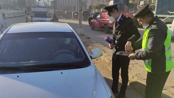 الشرطة توزع الورود