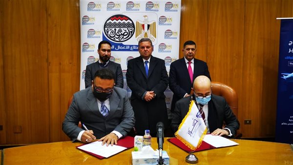 جانب من التوقيع على