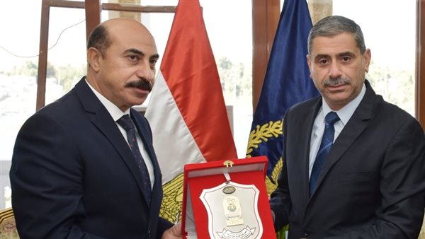 محافظ أسوان ومدير