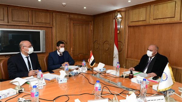 اجتماع محافظ قنا