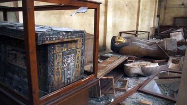 إنهيار فتارين المتحف