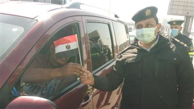 ورد وعلم مصر.. الإدارة العامة للمرور تحتفل مع المواطنين بالطرق والمحاور