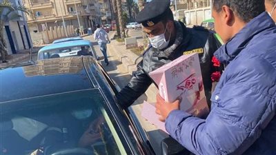 ورود وحلوى.. رجال الشرطة بالإسكندرية يحتفلون مع المواطنين بعيدهم الـ70