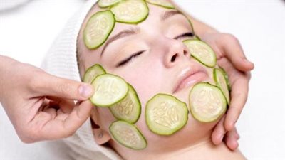 البخار وماسكات التقشير.. خطوات تنظيف البشرة بالمنزل 