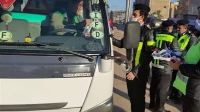 ورد وحلوى.. أمن القاهرة يحتفل مع المواطنين بعيد الشرطة | صور