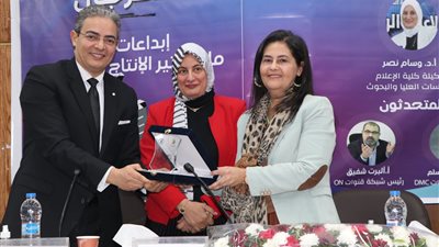 إعلام القاهرة تكرم نقيب الإعلاميين بمهرجان مشروعات طلاب الماجستير