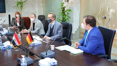 السفير الألماني بالقاهرة: تخصيص 500 مليون يورو للاستثمار في مشروعات المناخ بمصر 