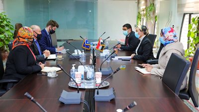 وزيرة البيئة تلتقي السفير الأسترالي بالقاهرة والأخير يؤكد اهتمام بلاده بالطاقة المتجددة بمصر 