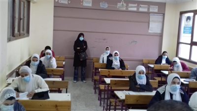 مدير تعليم الجيزة يتابِع سير عملية الامتحان بمدارس لجان إدارة منشأة القناطر التعليمية