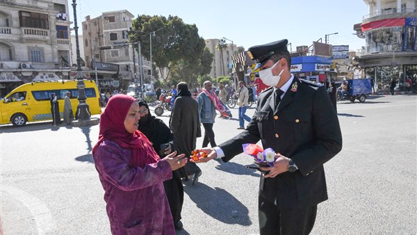 شرطة قنا توزع الورود
