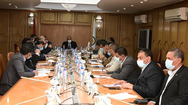 اجتماع محافظ قنا