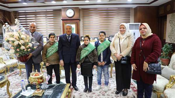 طلاب يهنئون محافظ