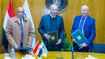 اقتصادية قناة السويس توقع عقود محلية وأجنبية لأعمال الأرصفة الجديدة