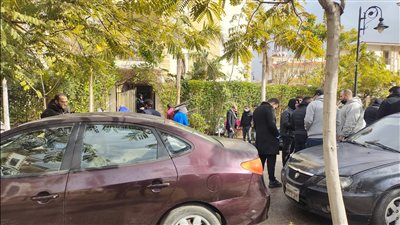 توافد عدد من الصحفيين والإعلاميين على منزل ياسر رزق لتوديع الصحفي الكبير | صور