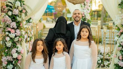 بعد إنجاب 4 أطفال وطلاق سنتين.. عريس يعقد قرانه للمرة الثانية على طليقته بمراسم حفل زفاف