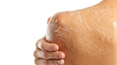 تنشيط الدورة الدموية والتخلص من الجلد الميت.. تعرف على فوائد تقشير الجسم 