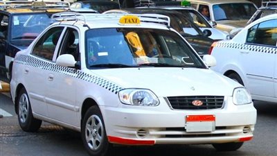 بطلب التيلفون وإيحاءات جنسية.. ضبط سائق تاكسي تحرش بسائحة في وسط البلد