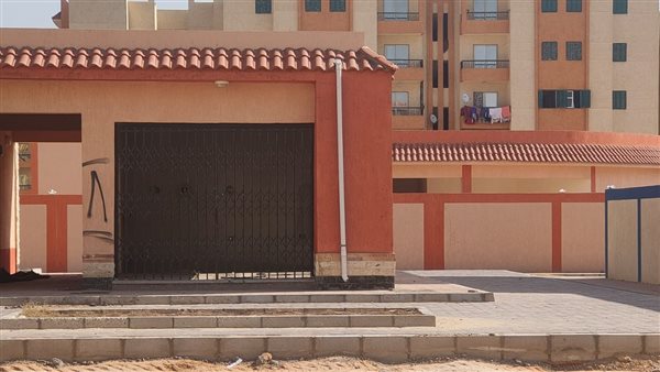 صيدلية للبيع في مزاد