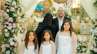 بعد إنجابهما 4 أطفال.. زوج يعقد قرانه على طليقته في مراسم زفاف كاملة | فيديوجراف