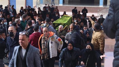 وصول جثمان الكاتب الصحفي ياسر رزق إلى مسجد المشير