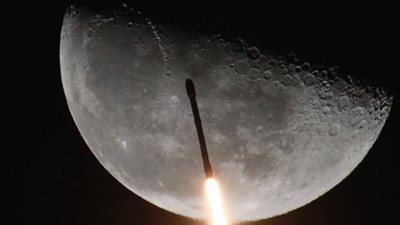 بعد 7 سنوات من إطلاقه.. صاروخ فالكون 9 في طريقه للاصطدام بالقمر