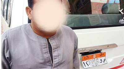 ضبط أحد سائقي السيرفيس بعد تعمد طمس بيانات اللوحة المعدنية بأسوان